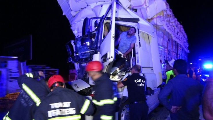 Tır Kamyonla Çarpıştı, Sıkışan Sürücü Güçlükle Kurtarıldı