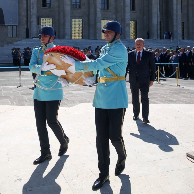 Tbmm Başkanı Şentop, Atatürk Anıtı’na Çelenk Koydu