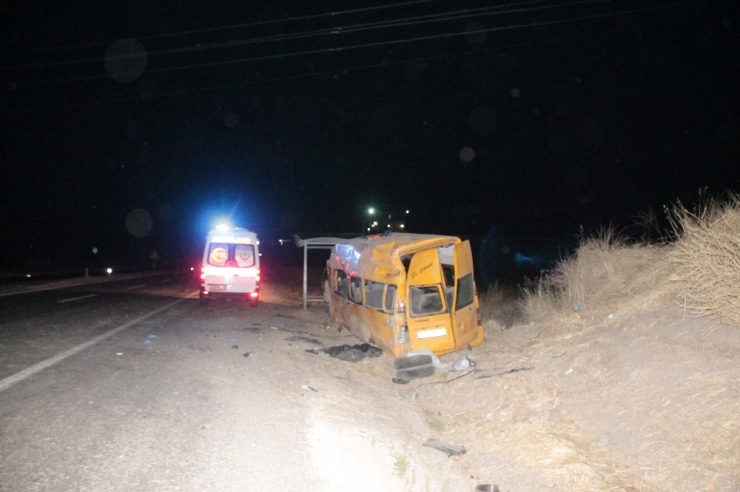 Kaçak Göçmenleri Taşıyan Minibüs Kaza Yaptı: 1 Ölü, 4’ü Ağır 12 Kişi Yaralı
