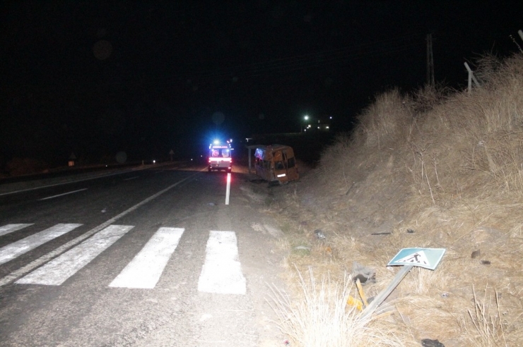 Kaçak Göçmenleri Taşıyan Minibüs Kaza Yaptı: 1 Ölü, 4’ü Ağır 12 Kişi Yaralı