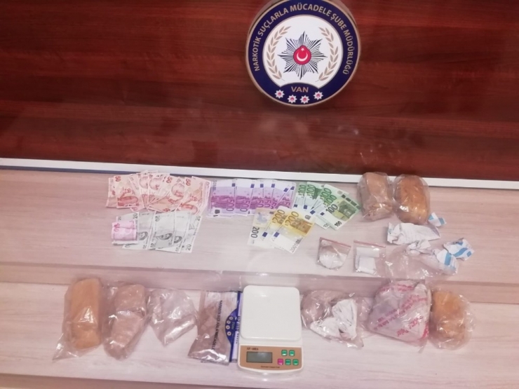 Van’da 2 Kilo 883 Gram Eroin Ve Para Ele Geçirildi