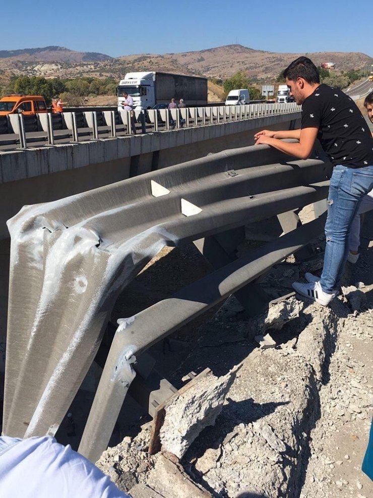 Başkent’te Tır Köprüden Uçtu: 2 Yaralı