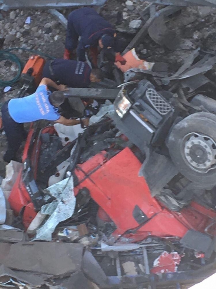 Başkent’te Tır Köprüden Uçtu: 2 Yaralı