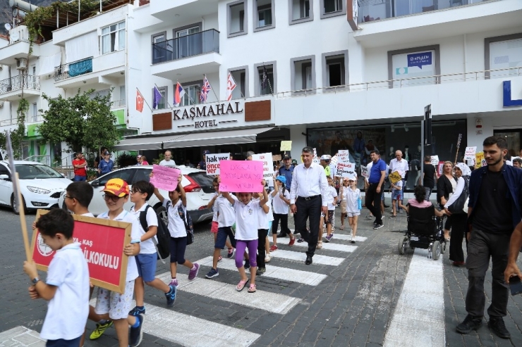 Kaş’ta ‘Yaya Güvenliği’ Nöbeti