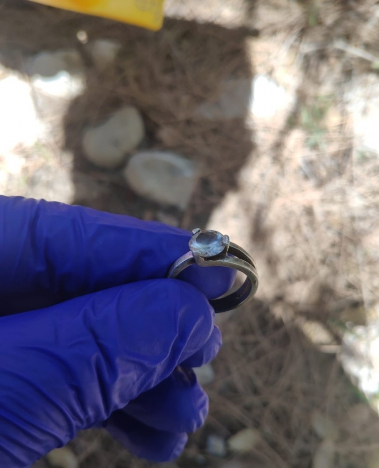 Belden Yukarısı Bulunmayan Kadın Cesedinin Kimliği Eşyalarıyla Tespit Edilmeye Çalışılıyor