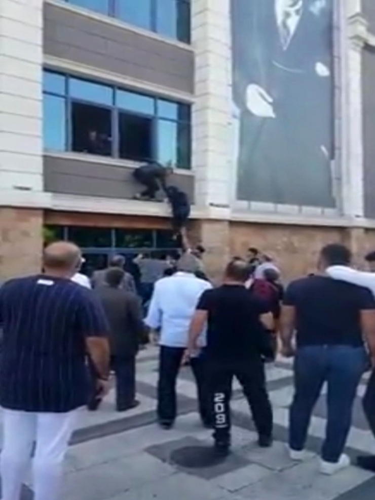 Deprem Oldu Sanıp Camdan Atlamaya Kalkıştı