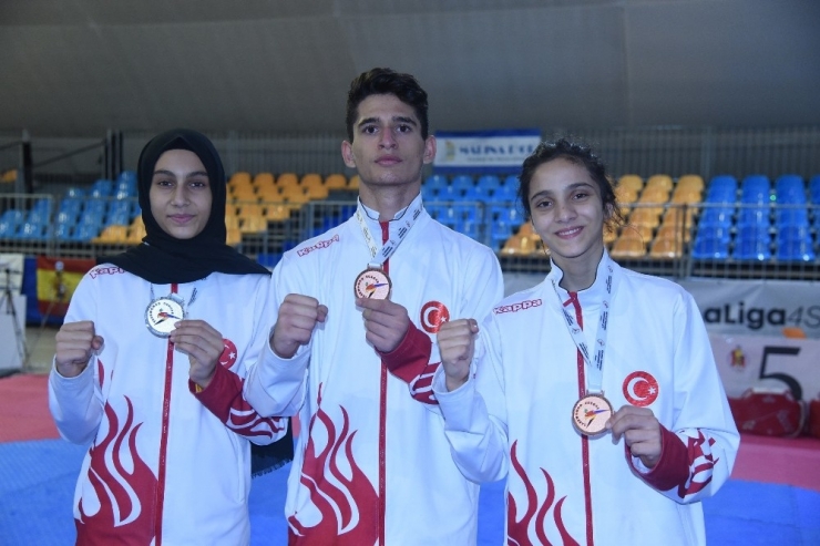 Yıldız Taekwondoculardan 3 Madalya Daha