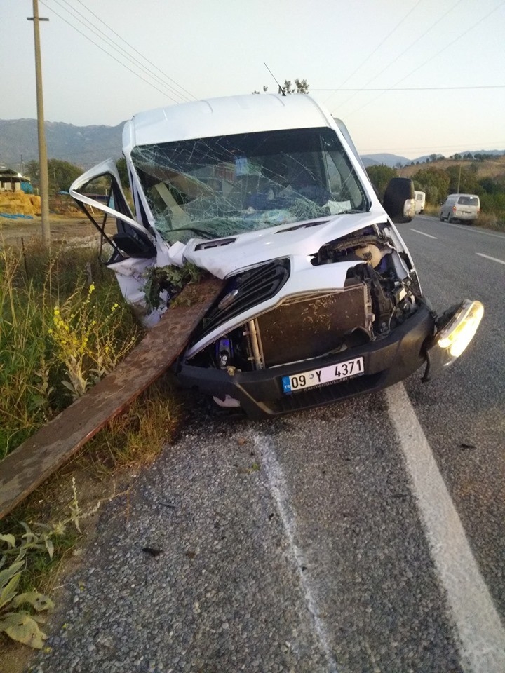 Minibüs Traktöre Çarptı; 1 Ölü 1 Yaralı