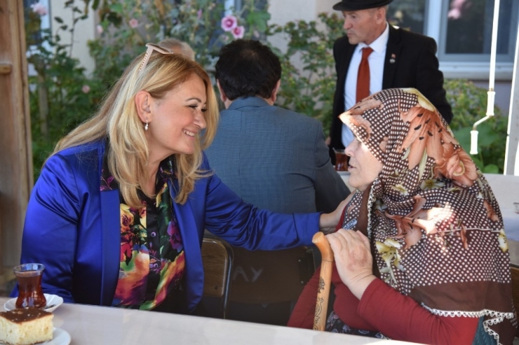 Başkan Şahin Huzurevi Sakinlerini Ziyaret Etti