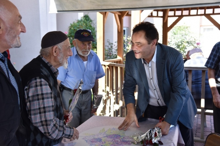 Başkan Şahin Huzurevi Sakinlerini Ziyaret Etti