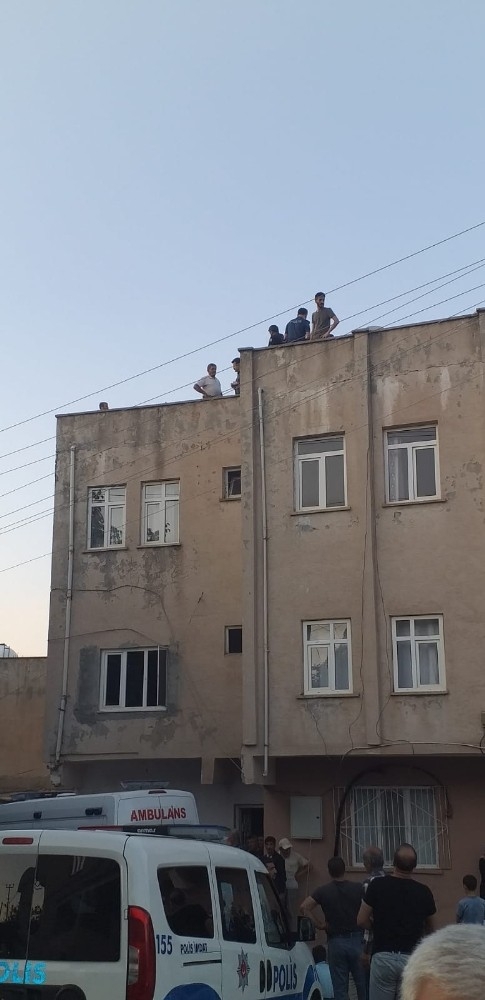 Balkondan Hurda Verirken Akıma Kapılan Kadın Hayatını Kaybetti