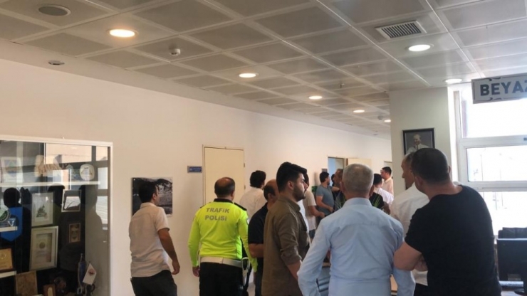 Kadın Belediye Başkan Yardımcısı Rehin Alındı