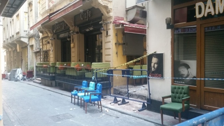 Beyoğlu’nda Tarihi Bina Çökme Riski Nedeniyle Boşaltıldı