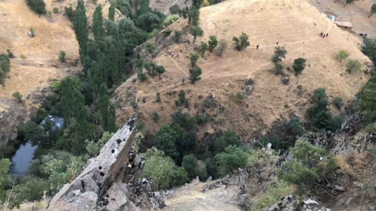 Otomobil Uçuruma Yuvarlandı: 2 Yaralı