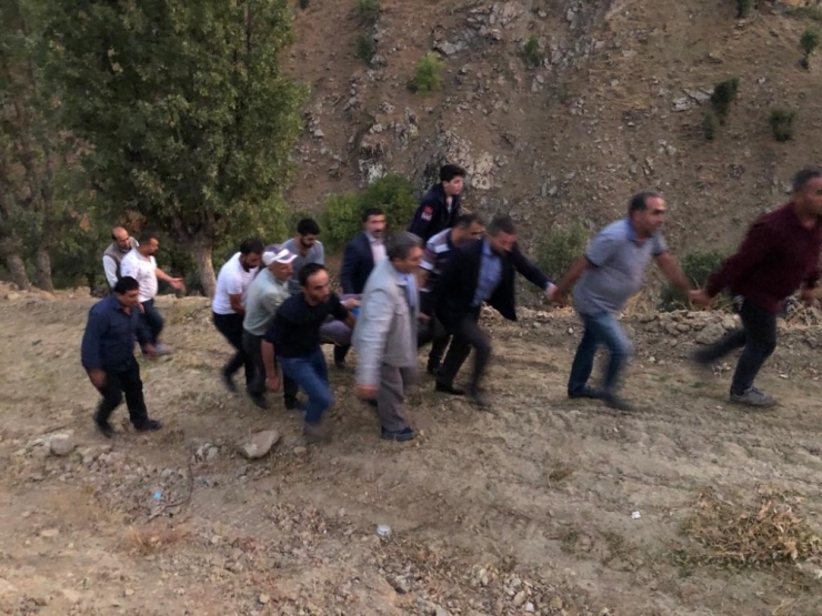 Otomobil Uçuruma Yuvarlandı: 2 Yaralı