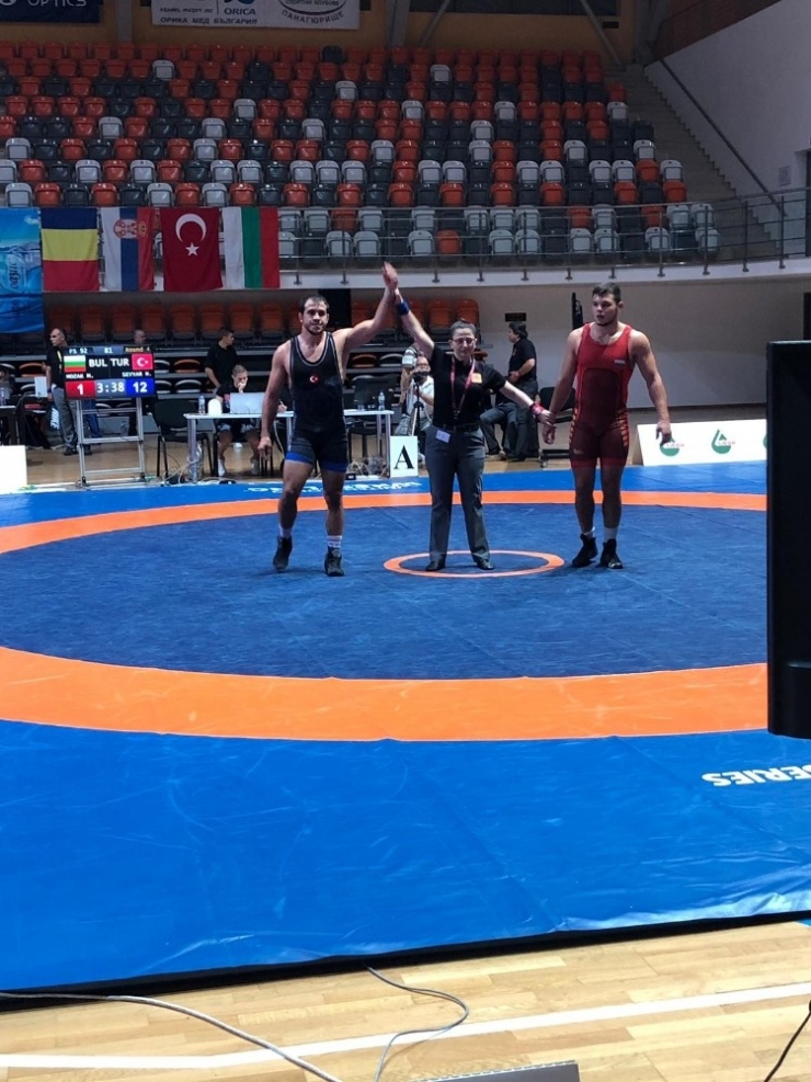 Balkan Gençler Güreş Şampiyonasında Nail Seyyar Balkan Şampiyonu Oldu