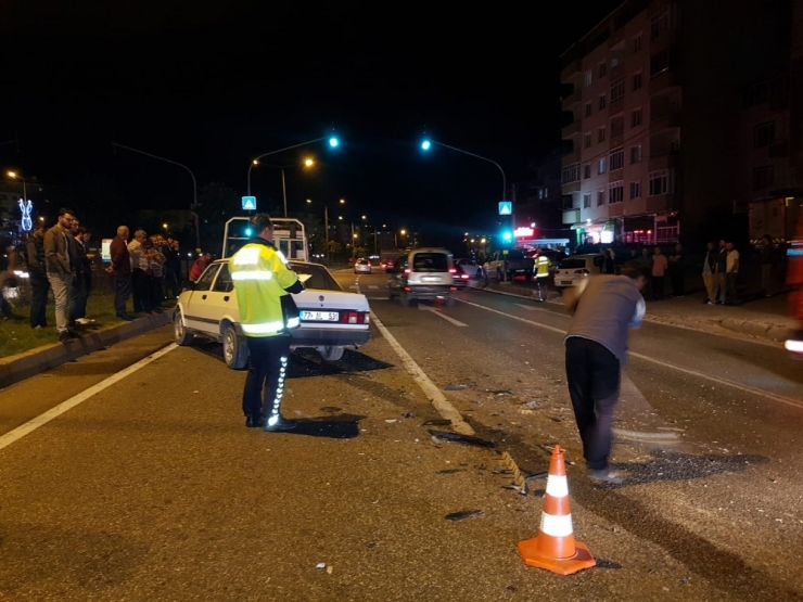 Alkollü Sürücü Kırmızı Işıkta Bekleyen Otomobile Çarptı