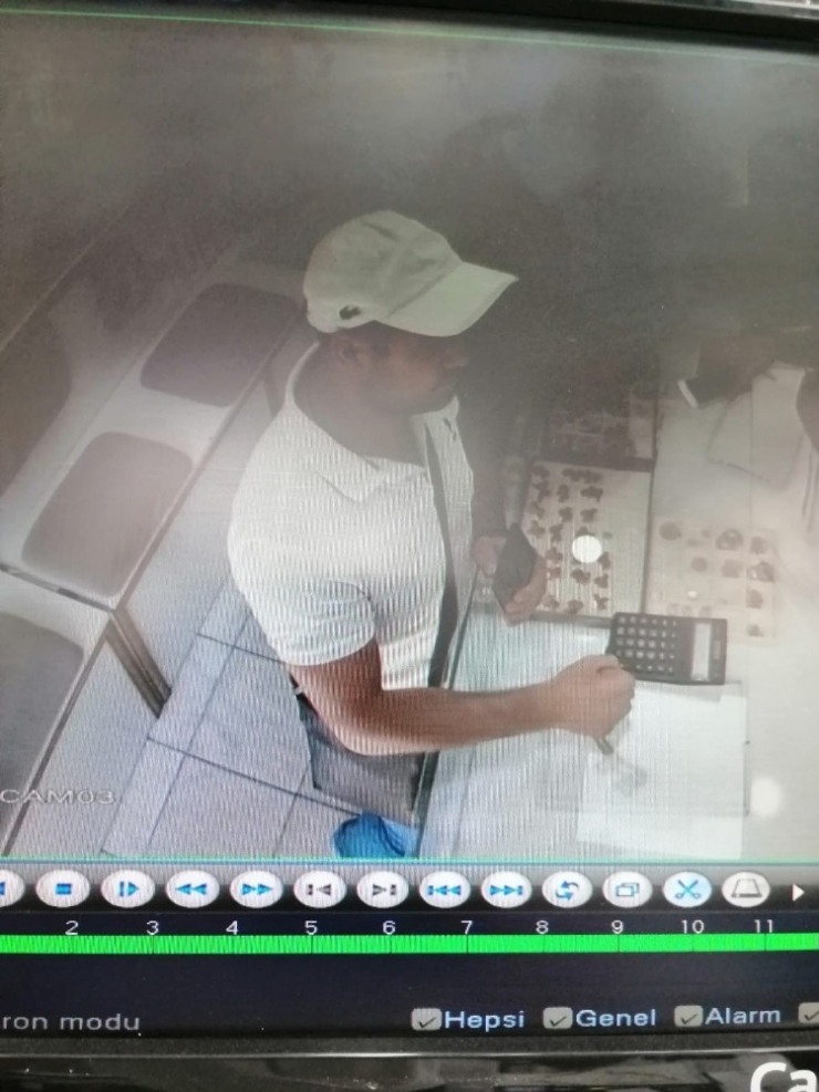 Turist Gibi Girdi Sahte Zinciri 16 Bin Liraya Bozdurup Ortadan Kayboldu