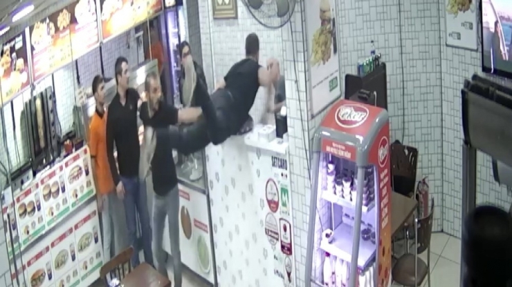 Sipariş Cinneti...bursa’da İşyerini Baltayla Basıp Camlarını İşte Böyle Kırdılar