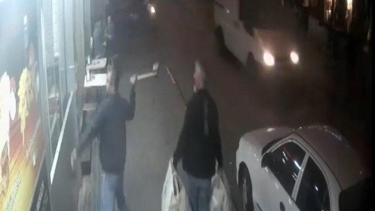 Sipariş Cinneti...bursa’da İşyerini Baltayla Basıp Camlarını İşte Böyle Kırdılar