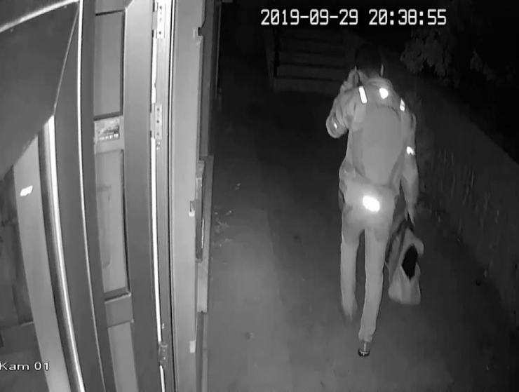 Hırsızlık Yaptıktan 20 Dakika Sonra Aynı Yere Yemek Getirince Yakalandı