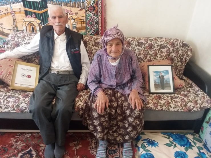 Kore Gazisini Seul’daki ‘Barış Müzesi’nde Duygulandıran Fotoğraf