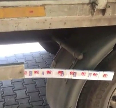 Jandarma Ekipleri, Tırlara Zulanan Kaçak Sigaraları Ele Geçirdi