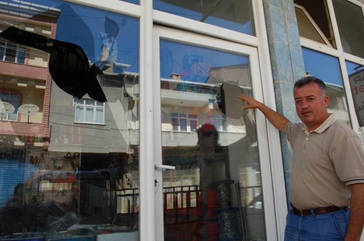 Eski Muhtarın İşyerinin Camları Kırıldı