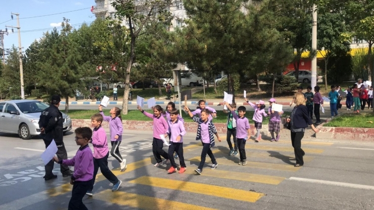 Şuhut’ta ’Yaya Güvenliğinin Nöbetçisiyiz’ Uygulaması