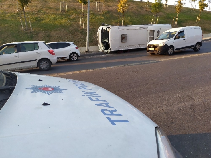 Devrilen Midibüsten Burnu Bile Kanamadan Çıktı