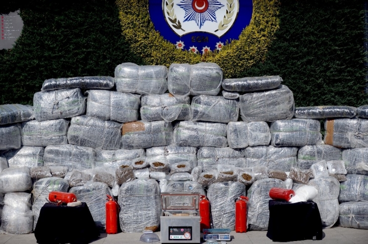 İstanbul’da Son Yılların En Büyük Uyuşturucu Operasyonu: 1 Ton 881 Kilo Uyuşturucu Ele Geçirildi