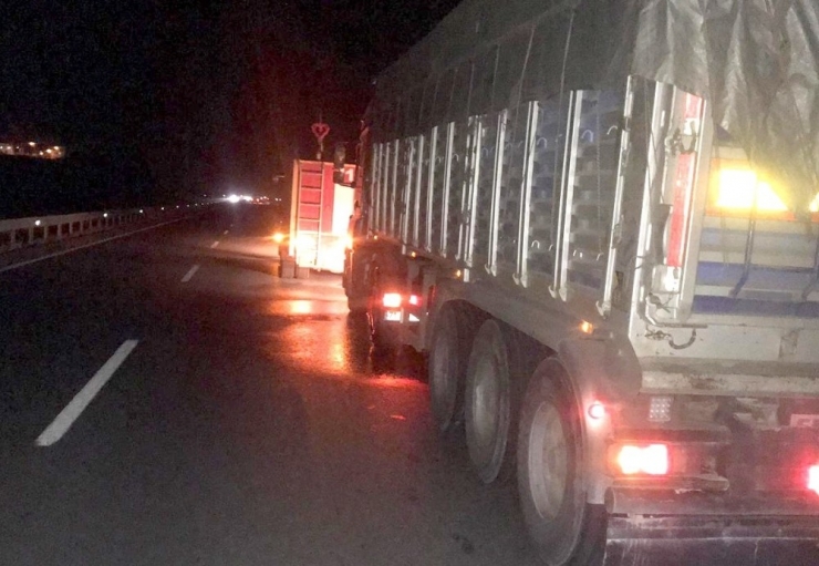 İtfaiyenin Erken Müdahalesiyle Tır Yanmaktan Kurtarıldı