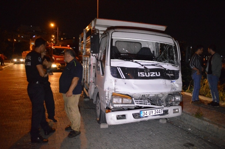 Freni Boşalan Kamyonetin Çarptığı Araç Yaklaşık 50 Metreden Uçtu