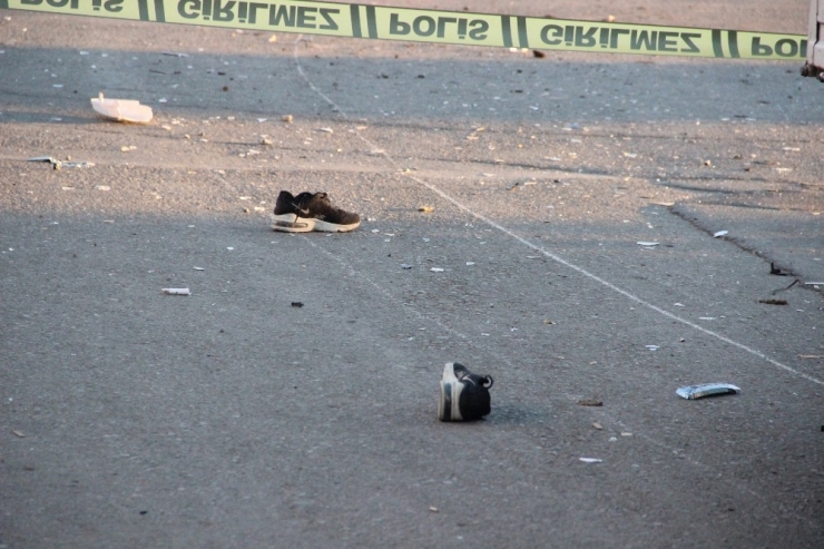 Kamyonetle Çarpışan Motosikletli 20 Metre İleri Fırladı