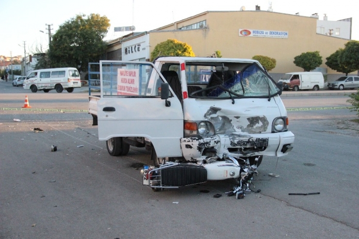 Kamyonetle Çarpışan Motosikletli 20 Metre İleri Fırladı