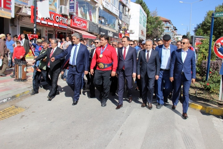 Milli Güreşçi Kayaalp Memleketinde Coşkuyla Karşılandı