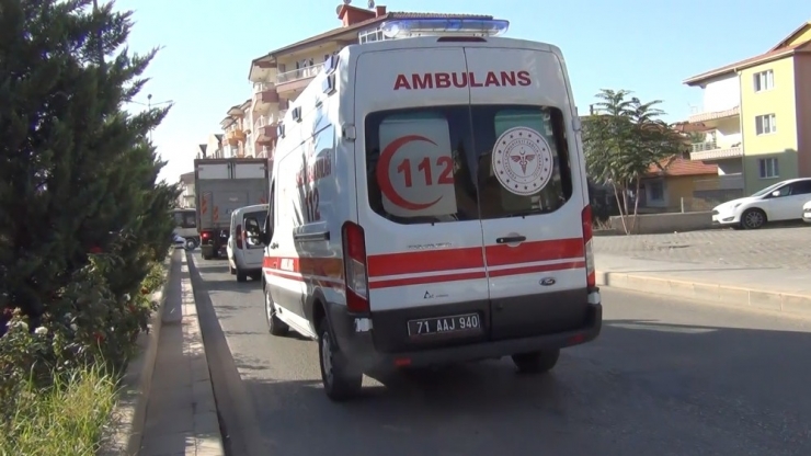 Minibüs Önce Yayaya, Sonra Refüje Çarptı: 1’i Ağır 3 Yaralı