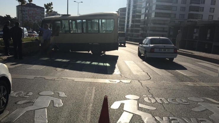 Minibüs Önce Yayaya, Sonra Refüje Çarptı: 1’i Ağır 3 Yaralı