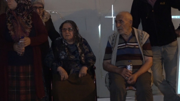 Evi Yanan Yaşlı Çifti Komşuları Kurtardı