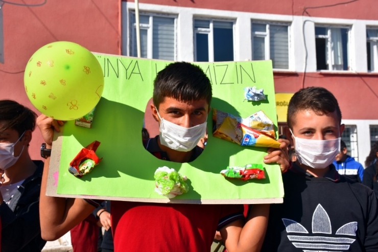 Çevreye Duyarlı Öğrenciler Geri Dönüşüm Malzemesi Topladı