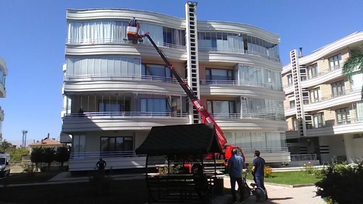 Evde Uyuyakalan Çifti İtfaiye Ve Polis Ekipleri Uyandırdı