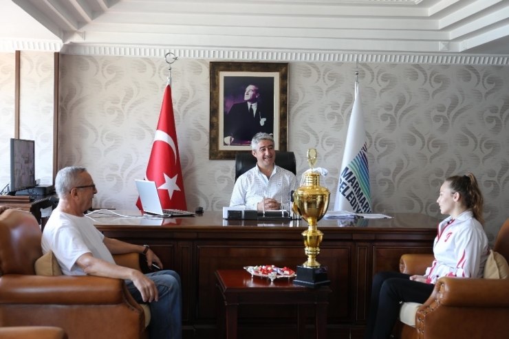 Şampiyon İlknur, Kupasını Başkan Oktay’a Getirdi