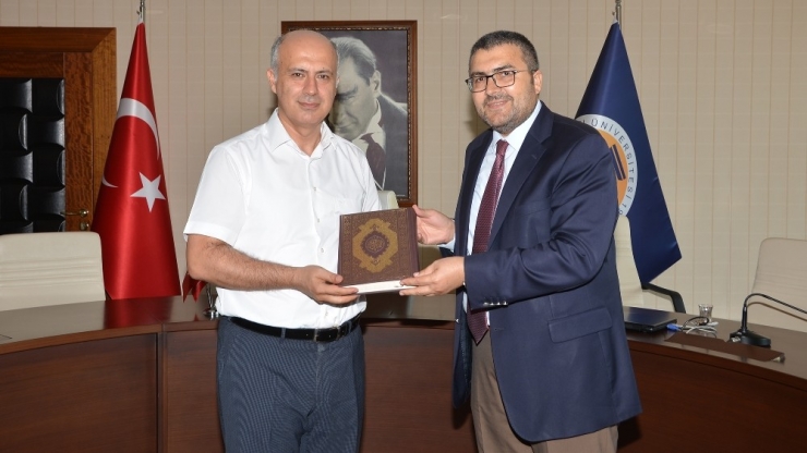 İslami İlimler Fakültesi’nin İlk Öğrencileri Rektör Çamsarı’yı Ziyaret Etti