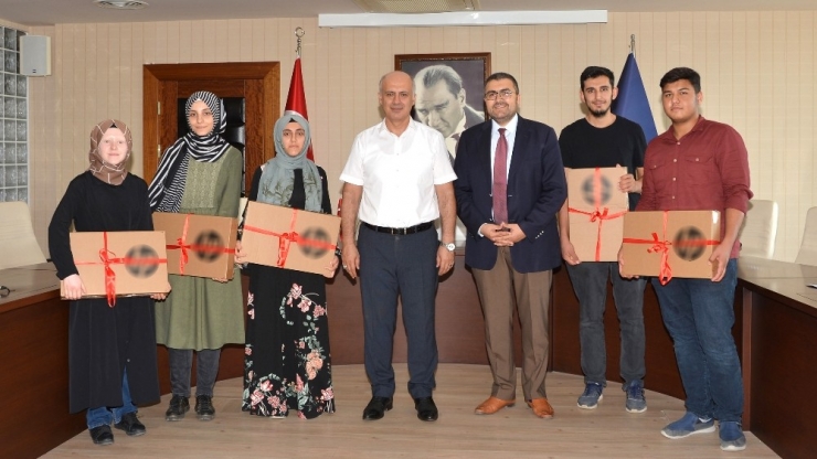 İslami İlimler Fakültesi’nin İlk Öğrencileri Rektör Çamsarı’yı Ziyaret Etti