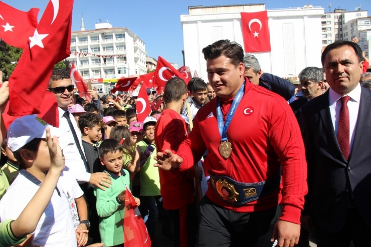 Milli Güreşçi Kayaalp Memleketinde Coşkuyla Karşılandı