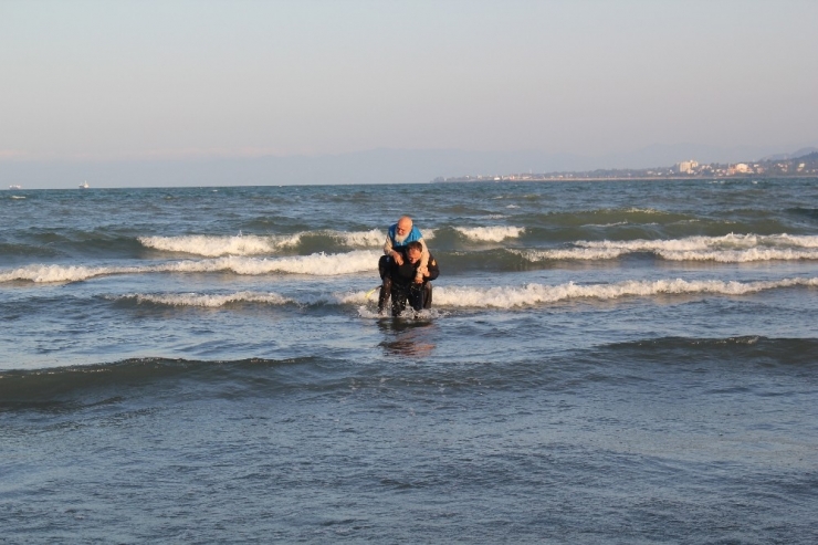 İtfaiye Eri Denize Atlayarak Yaşlı Adamı Kurtardı