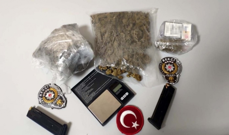 İzmir’de Üzerinde Uyuşturucu İle Yakalanan İki Kişi Gözaltına Alındı