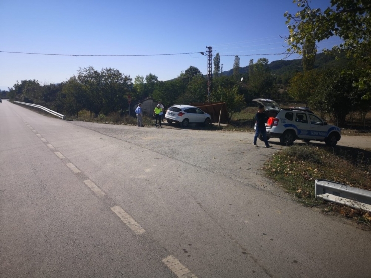 Otomobil Kamelyaya Çarptı: 3 Yaralı