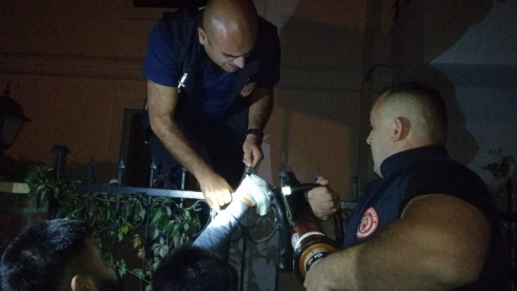 Eline Korkuluk Demiri Saplandı Gıkı Çıkmadı