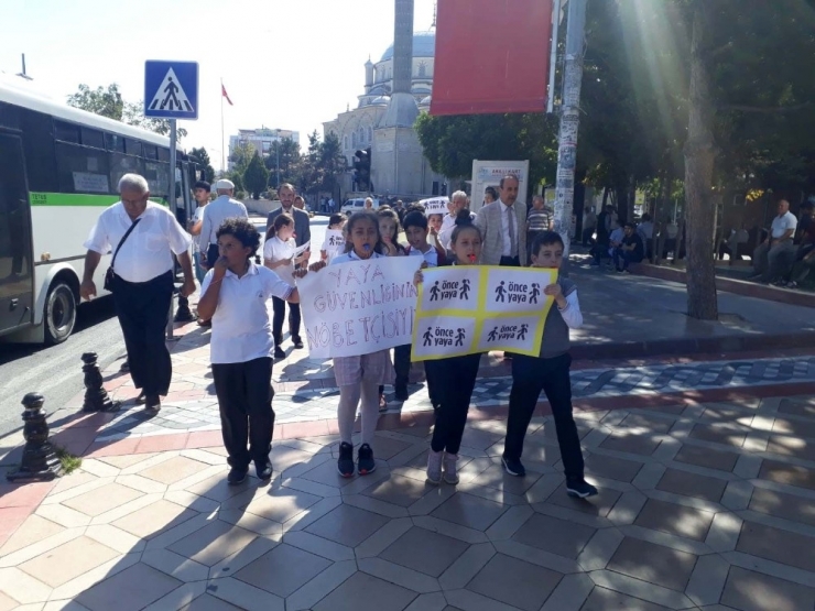 Yaya Geçitlerinde Nöbet Tuttular